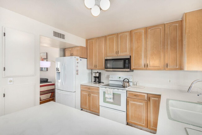 Building Photo - 220 N 22nd Pl