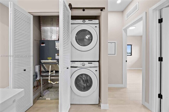 Building Photo - 630 NE 166th St