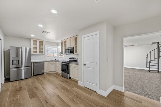 Building Photo - 5 Bedroom