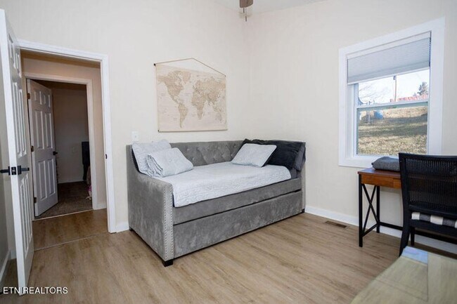 Building Photo - Lenoir City 37771 - 3 bedroom, 2 bath home - Contact Karen Robertson 865-454-7626