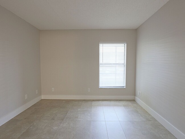 Building Photo - $ 250 OFF SECOND MONTH RENT AVAILABLE NOW ...