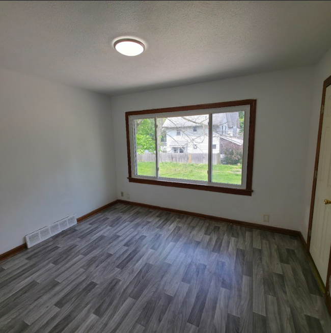 Building Photo - Single Family Home 3 beds 1 bath Available...