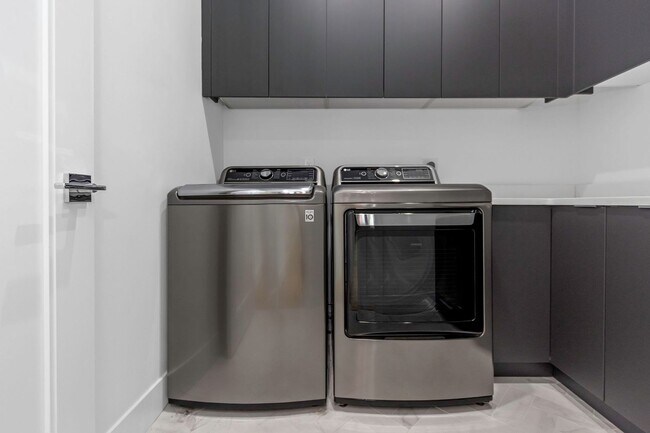 Building Photo - Stunning Custom Built Residence in the Exc...