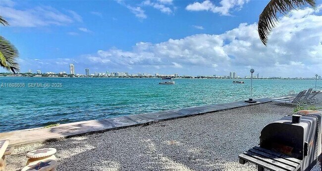 Building Photo - 7545 E Treasure Dr