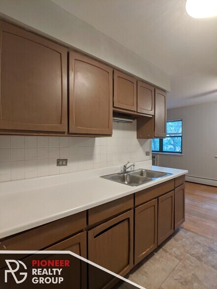 Building Photo - 502 W Briar Pl