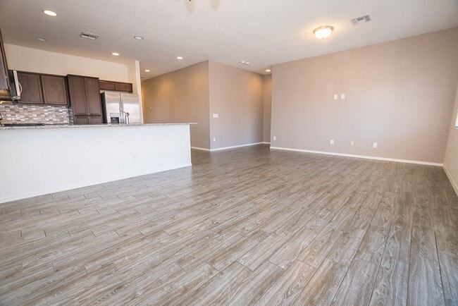 Building Photo - Great Open Floor Plan 3 Bedroom, 2 Bath, Central A/C in Holiday Subdivision!