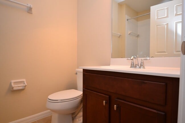 Building Photo - Gorgeous Lake View 3 BR 2.5 bath Luxury To...