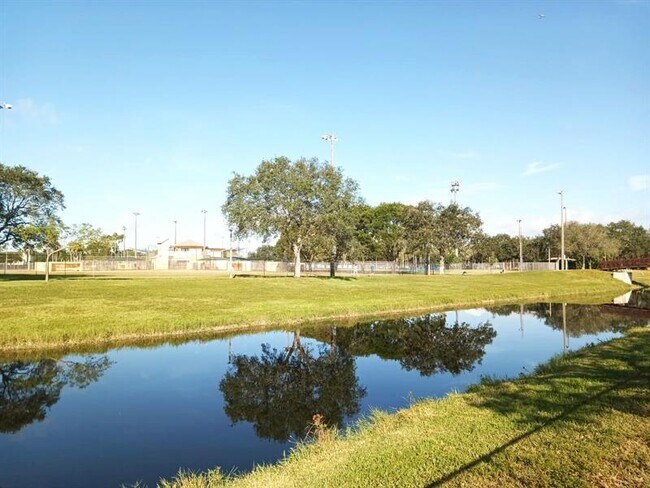 Building Photo - 1055 Coral Club Dr