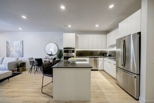 Building Photo - 2137 Pelham Dr
