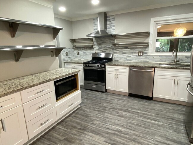 Building Photo - Amazing in town ranch awaits you!