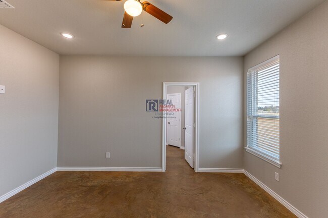 Building Photo - Stylish Glen Rose Home with Open Layout