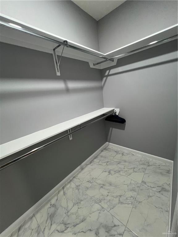 Building Photo - 13 E Iris Ave