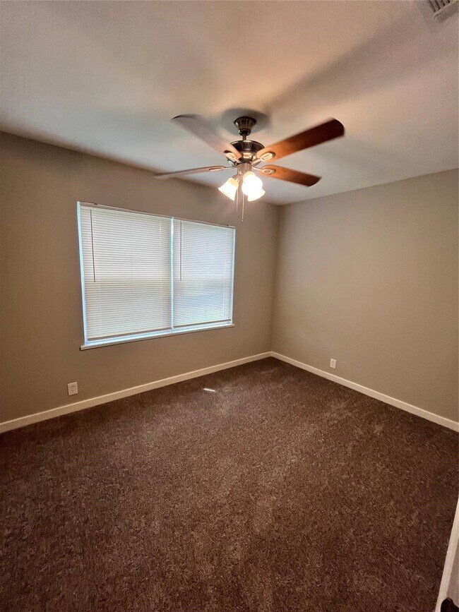 Building Photo - 1001 Mac Dr