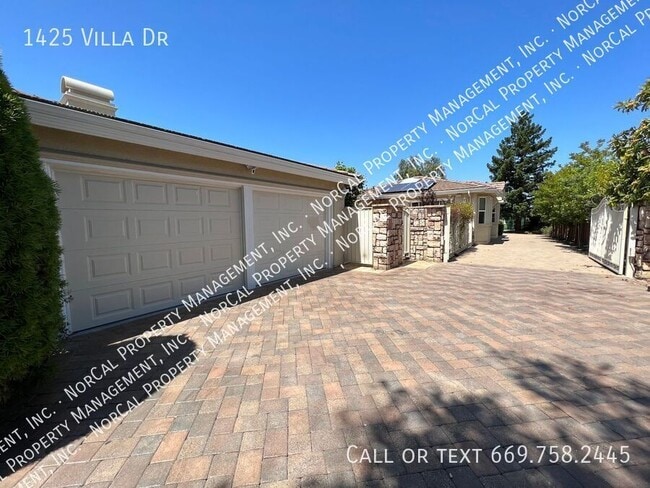 Building Photo - 1425 Villa Dr