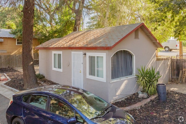 Building Photo - 104 4th St