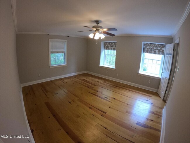 Building Photo - 1235 Linden Pl