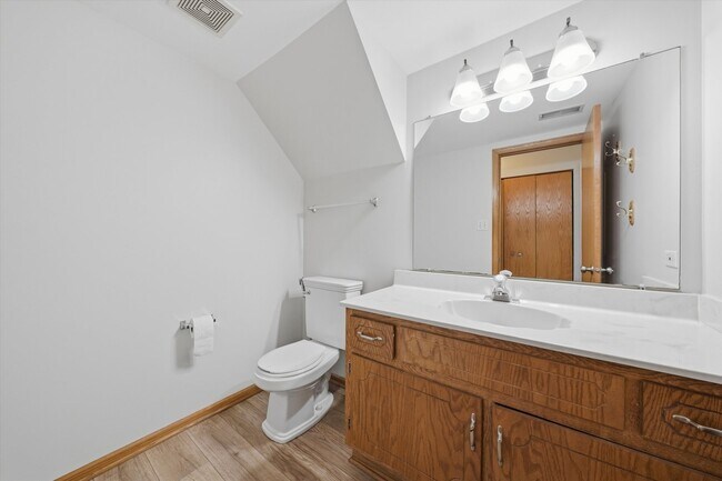 Building Photo - 16051 Laurel Dr