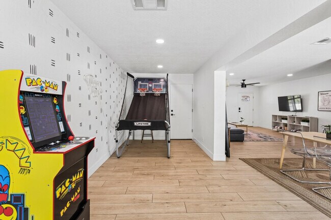 Building Photo - 7616 E 3rd St