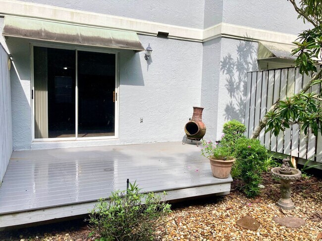 Building Photo - Two story condo with community pool!