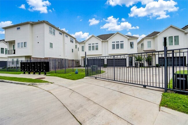 Building Photo - 730 Carriage Knls Dr