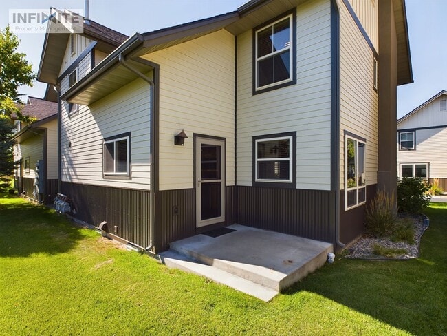 Building Photo - 3 Bedroom Living at It's Finest!