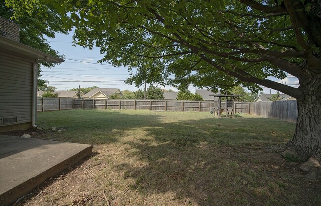 Building Photo - Privacy Fenced, 3 bed 3 bath in South Spri...