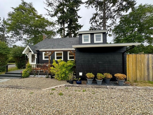 Building Photo - Black Raven Cottage in Historic Seaview ~ ...