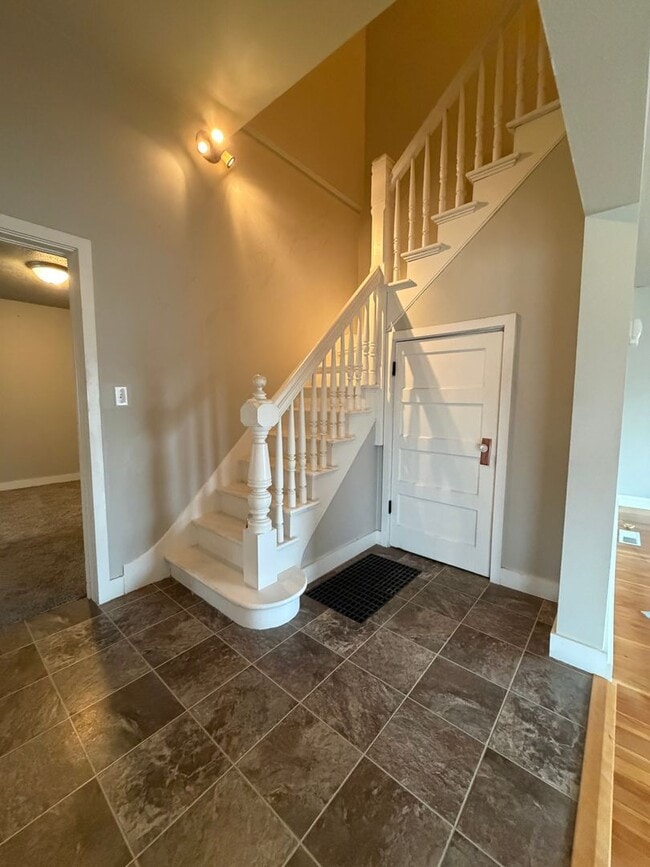 Building Photo - 5 bedroom house next to park