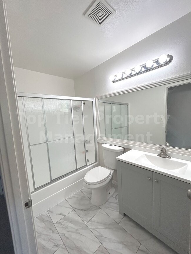 Building Photo - **Updated 4 bed / 2 bath House in Quiet Ne...