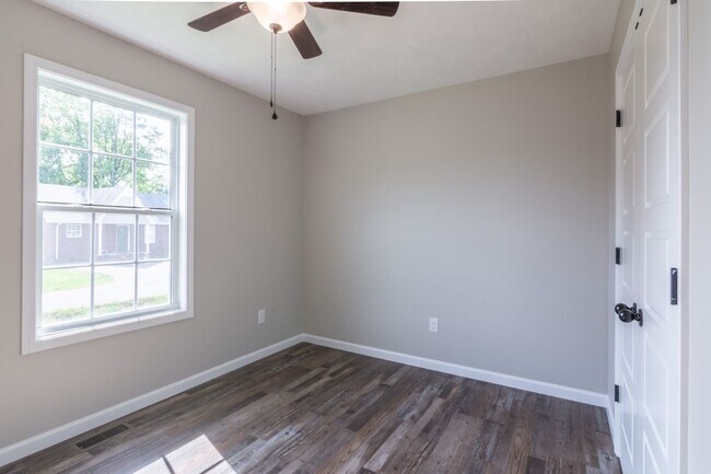 Building Photo - 725 Oak St