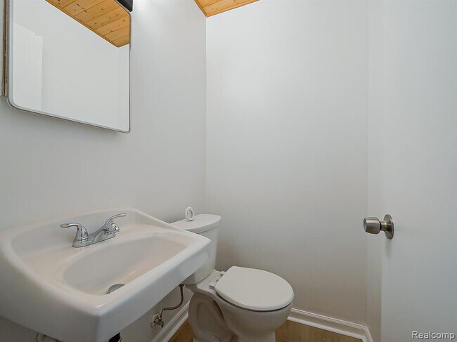 Building Photo - 7580 Thornwood St
