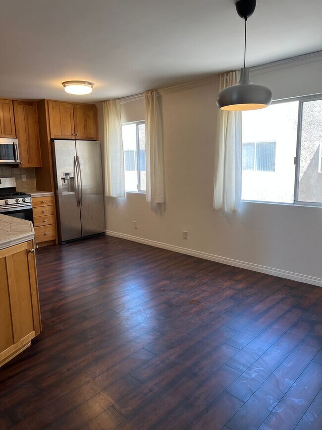 Building Photo - Cabrini 2 bedroom townhome