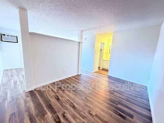 Building Photo - 3810 E Monte Vista Dr