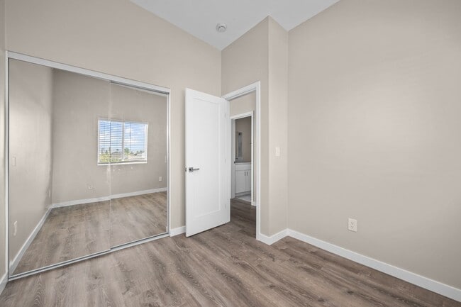 Building Photo - Private rooftop deck!