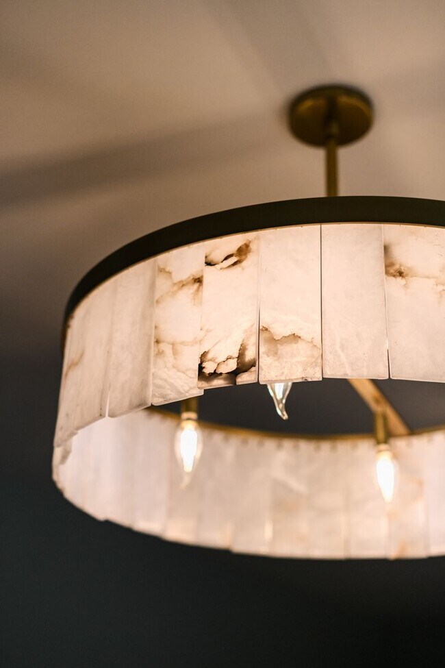 Building Photo - 5 bedroom / 2.5 bathroom Home for Rent in Valparaiso