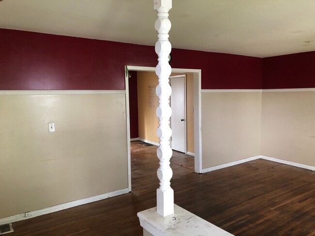 Building Photo - Nice three bedroom with hardwood floors, and Two car garage