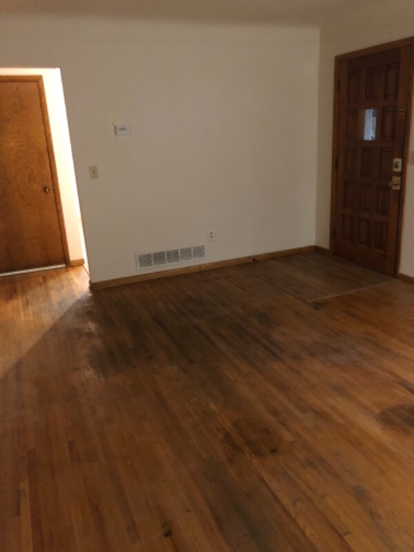 Building Photo - 538 Van Buren Ave