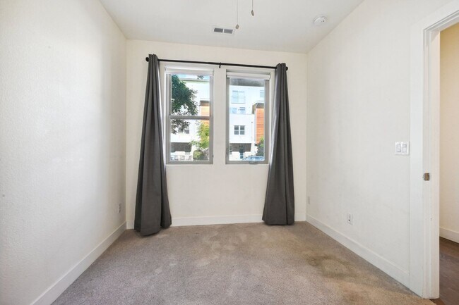 Building Photo - Great Townhome, Perfect Location! License #2023-BFN-0071747