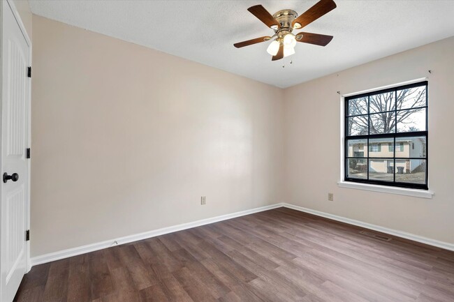 Building Photo - Spacious 4 Bed / 2 Bath Home