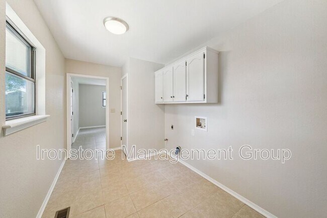 Building Photo - 8405 S Kalanchoe Ave