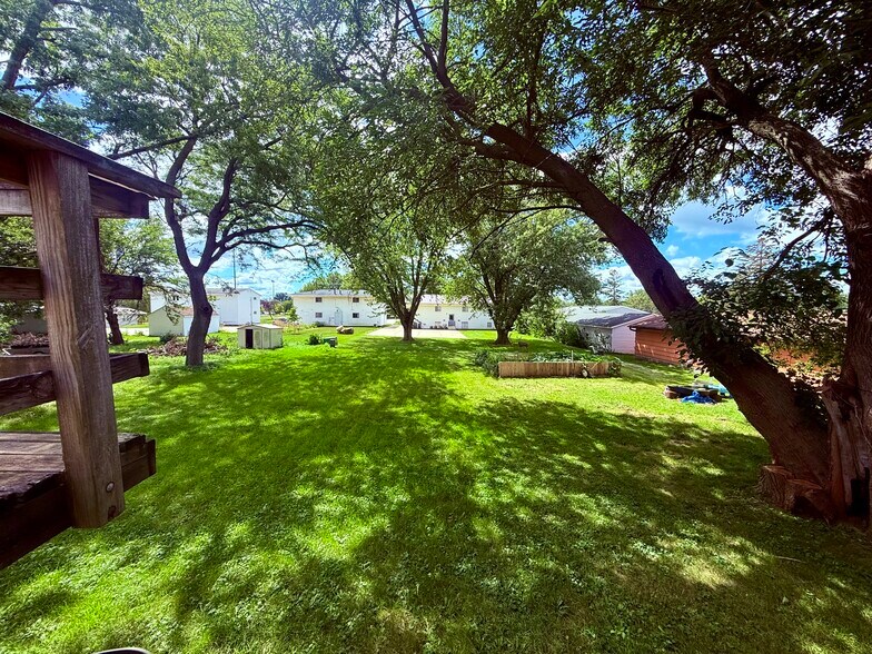 Yard - 2302 W 3rd St