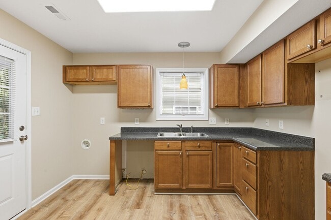 Building Photo - Knoxville 37912 - 2 bedroom 1.5 bath condo - call Jean Chung 865-386-1022