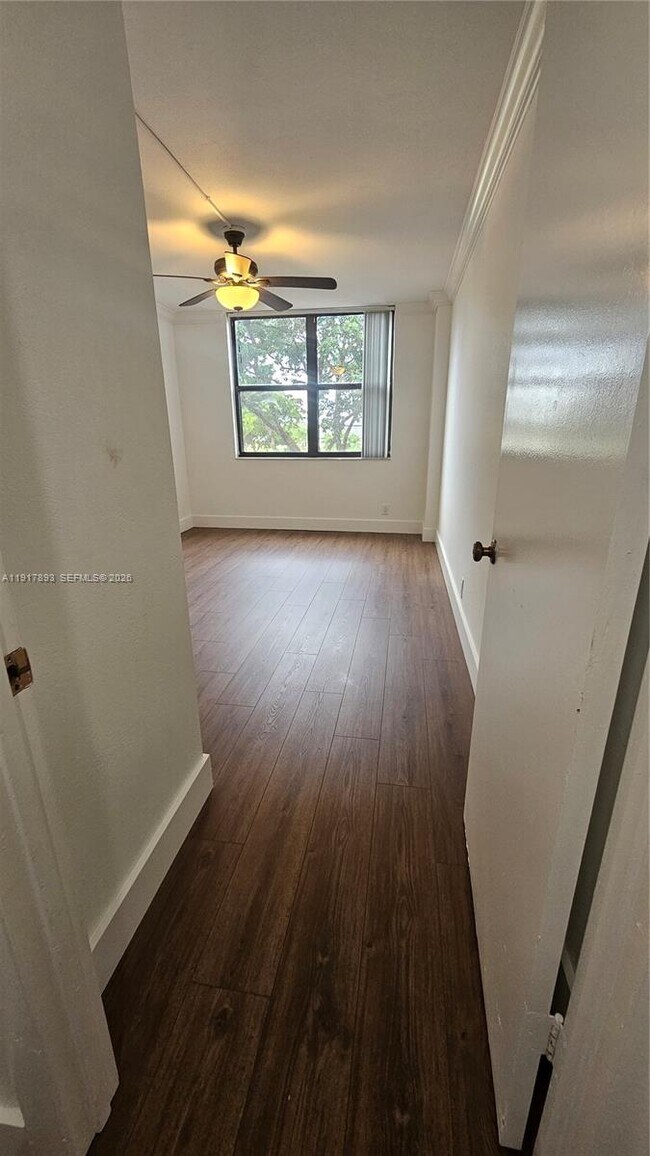 Building Photo - 105 Lake Emerald Dr