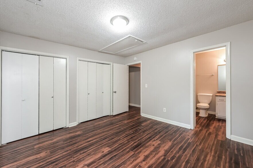 Building Photo - 5009 Hawthorne Ct