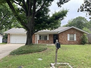 Building Photo - 705 White Oak Ln