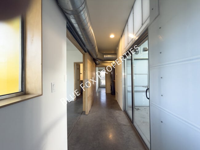 Building Photo - 1150 E 15th St