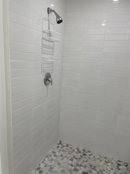 walk in shower - 2935 Westwood Blvd