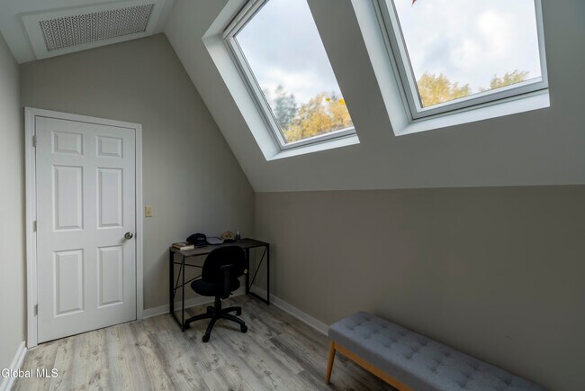 Building Photo - 28 White St