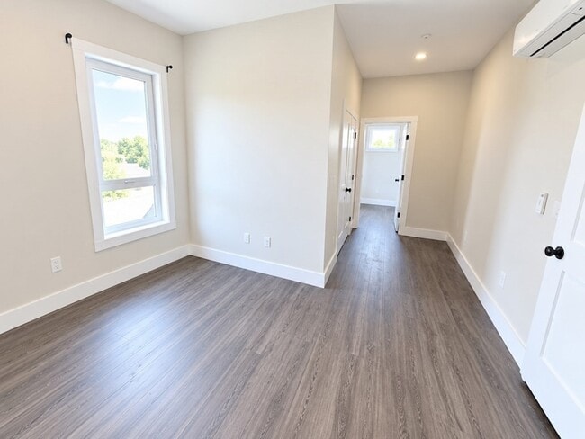 Building Photo - 64 Tolman St