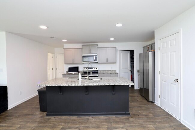 Building Photo - 2037 Elmridge Rd
